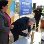 11.10.2019. Pacanów. Uroczystość wmurowania kamienia węgielnego pod budowę Akademii Bajki w Pacanowie. Karolina Kępczyk - dyrektor Europejskiego Centrum Bajki i Andrzej Bętkowski - marszałek województwa świętokrzyskiego / Marta Gajda / Radio Kielce