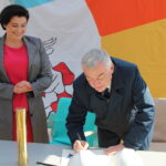 11.10.2019. Pacanów. Uroczystość wmurowania kamienia węgielnego pod budowę Akademii Bajki w Pacanowie. Karolina Kępczyk - dyrektor Europejskiego Centrum Bajki i Andrzej Bętkowski - marszałek województwa świętokrzyskiego / Marta Gajda / Radio Kielce