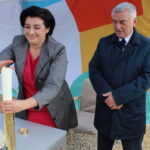 11.10.2019. Pacanów. Uroczystość wmurowania kamienia węgielnego pod budowę Akademii Bajki w Pacanowie. Karolina Kępczyk - dyrektor Europejskiego Centrum Bajki i Andrzej Bętkowski - marszałek województwa świętokrzyskiego / Marta Gajda / Radio Kielce