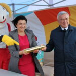 11.10.2019. Pacanów. Uroczystość wmurowania kamienia węgielnego pod budowę Akademii Bajki w Pacanowie. Karolina Kępczyk - dyrektor Europejskiego Centrum Bajki i Andrzej Bętkowski - marszałek województwa świętokrzyskiego / Marta Gajda / Radio Kielce