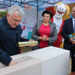 11.10.2019. Pacanów. Uroczystość wmurowania kamienia węgielnego pod budowę Akademii Bajki w Pacanowie. Andrzej Bętkowski - marszałek województwa świętokrzyskiego, Karolina Kępczyk - dyrektor Europejskiego Centrum Bajki / Marta Gajda / Radio Kielce