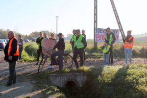 17.10.2019. Sielec Biskupi. Protest mieszkańców przeciwko planom budowy biogazowni / Marta Gajda / Radio Kielce
