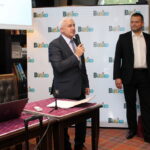 18.10.2019. Busko-Zdrój. Inauguracja I Międzynarodowego Forum Biznesowego. Na zdjęciu (od lewej): Waldemar Sikora - burmistrz Buska-Zdroju i Hubert Przybyszewski - organizator forum / Marta Gajda / Radio Kielce