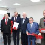 18.10.2019. Busko-Zdrój. Konwent Powiatów Województwa Świętokrzyskiego z okazji 20-lecia Samorządów Powiatowych. Na zdjęciu (od lewej): Jerzy Kolarz - starosta buski, Ludwik Węgrzyn - ekspert Związku Powiatów Polskich, Jan Nowak - starosta kazimierski, Jerzy Stępień - były prezes Trybunału Konstytucyjnego, Edmund Kaczmarek – były starosta jędrzejowski, Stanisław Masternak – były starosta sandomierski / Marta Gajda / Radio Kielce