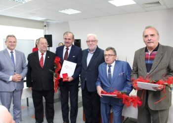 18.10.2019. Busko-Zdrój. Konwent Powiatów Województwa Świętokrzyskiego z okazji 20-lecia Samorządów Powiatowych. Na zdjęciu (od lewej): Jerzy Kolarz - starosta buski, Ludwik Węgrzyn - ekspert Związku Powiatów Polskich, Jan Nowak - starosta kazimierski, Jerzy Stępień - były prezes Trybunału Konstytucyjnego, Edmund Kaczmarek – były starosta jędrzejowski, Stanisław Masternak – były starosta sandomierski / Marta Gajda / Radio Kielce