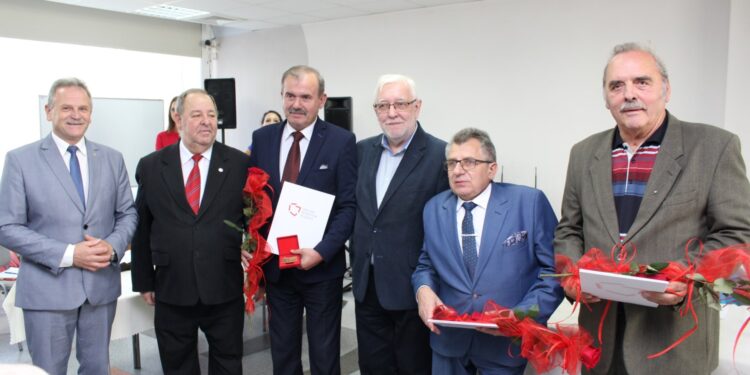 18.10.2019. Busko-Zdrój. Konwent Powiatów Województwa Świętokrzyskiego z okazji 20-lecia Samorządów Powiatowych. Na zdjęciu (od lewej): Jerzy Kolarz - starosta buski, Ludwik Węgrzyn - ekspert Związku Powiatów Polskich, Jan Nowak - starosta kazimierski, Jerzy Stępień - były prezes Trybunału Konstytucyjnego, Edmund Kaczmarek – były starosta jędrzejowski, Stanisław Masternak – były starosta sandomierski / Marta Gajda / Radio Kielce