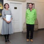 19.10.2019. Pińczów. Poplenerowa wystawa Pińczowskie Klimaty. Na zdjęciu: Iwona Senderowska – dyrektor PSCK i Paweł Kisielewski – artysta - plastyk PSCK / Marta Gajda / Radio Kielce