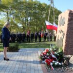 20.10.2019. Kocina. Obchody 75. rocznicy zestrzelenia Liberatora przez Niemców. Kwiaty składa Elżbieta Szczęsna-Kusak - wizytator kuratorium oświaty / Marta Gajda / Radio Kielce