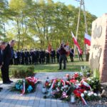 20.10.2019. Kocina. Obchody 75. rocznicy zestrzelenia Liberatora przez Niemców. Kwiaty składają członkowie komitetu upamiętnienia lotników (od lewej): Stanisław Jarkiewicz, Marian Gruszka i Jacek Janiec / Marta Gajda / Radio Kielce