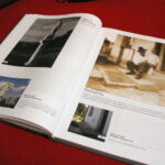 23.10.2019. Skalbmierz. Fragmenty albumu fotograficznego „Skalbmierz prawie z tego samego miejsca” autorstwa Zbigniewa Pudo i Sławomira Mertyny / Marta Gajda / Radio Kielce