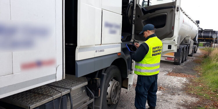 Inspektorzy WITD w Kielcach zatrzymali ciężarówkę, w której ujawniono manipulację w układzie oczyszczania spalin / Wojewódzki Inspektorat Transportu Drogowego w Kielcach