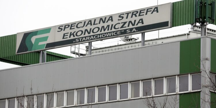 10.04.2016. Starachowice. Specjalna strefa ekonomiczna. / Jarosław Kubalski / Radio Kielce