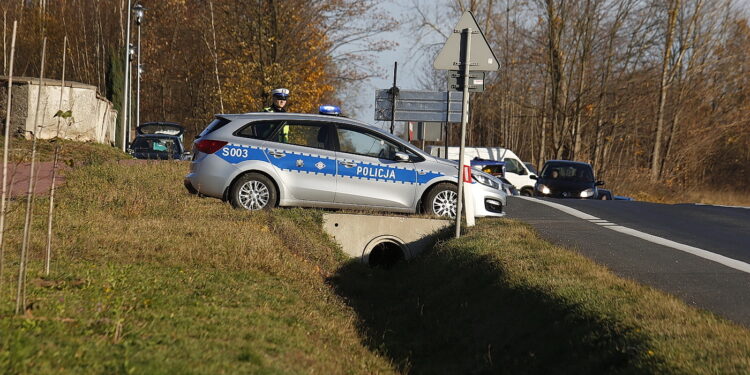 KGP: rusza akcja „Znicz”. Potrwa do 3 listopada - Radio Kielce 31.10.2018 Ćmińsk. Policja przeprowadza akcję "Znicz" / Jarosław Kubalski / Radio Kielce