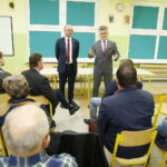 01.10.2019 Nowiny. Wiceminister spraw zagranicznych Piotr Wawrzyk i senator Krzysztof Słoń spotkali się z mieszkańcami w szkole podstawowej / Jarosław Kubalski / Radio Kielce