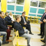 01.10.2019 Nowiny. Wiceminister spraw zagranicznych Piotr Wawrzyk i senator Krzysztof Słoń spotkali się z mieszkańcami w szkole podstawowej / Jarosław Kubalski / Radio Kielce