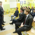 01.10.2019 Nowiny. Wiceminister spraw zagranicznych Piotr Wawrzyk i senator Krzysztof Słoń spotkali się z mieszkańcami w szkole podstawowej / Jarosław Kubalski / Radio Kielce