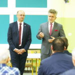 01.10.2019 Nowiny. Wiceminister spraw zagranicznych Piotr Wawrzyk i senator Krzysztof Słoń spotkali się z mieszkańcami w szkole podstawowej / Jarosław Kubalski / Radio Kielce