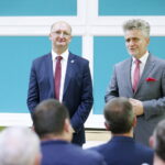 01.10.2019 Nowiny. Wiceminister spraw zagranicznych Piotr Wawrzyk i senator Krzysztof Słoń spotkali się z mieszkańcami w szkole podstawowej / Jarosław Kubalski / Radio Kielce