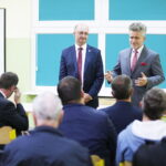 01.10.2019 Nowiny. Wiceminister spraw zagranicznych Piotr Wawrzyk i senator Krzysztof Słoń spotkali się z mieszkańcami w szkole podstawowej / Jarosław Kubalski / Radio Kielce