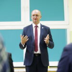 01.10.2019 Nowiny. Wiceminister spraw zagranicznych Piotr Wawrzyk i senator Krzysztof Słoń spotkali się z mieszkańcami w szkole podstawowej / Jarosław Kubalski / Radio Kielce