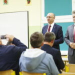 01.10.2019 Nowiny. Wiceminister spraw zagranicznych Piotr Wawrzyk i senator Krzysztof Słoń spotkali się z mieszkańcami w szkole podstawowej / Jarosław Kubalski / Radio Kielce