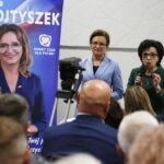 03.10.2019. Ćmielów. Marszałek Sejmu RP Elżbieta Witek (z prawej) i wojewoda Agata Wojtyszek spotkały się z mieszkańcami / Jarosław Kubalski / Radio Kielce