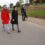 03.10.2019. Ruda. Otwarcie drogi i kompleksu turystycznego. Od lewej: Agata Wojtyszek - wojewoda świętokrzyski i Elżbieta Witek - Marszałek Sejmu RP / Jarosław Kubalski / Radio Kielce