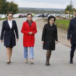 03.10.2019. Ruda. Otwarcie drogi i kompleksu turystycznego. Od lewej: Marzena Bernat - wójt gminy Brody, Agata Wojtyszek - wojewoda świętokrzyski i Elżbieta Witek - Marszałek Sejmu RP i Janusz Adamus przewodniczący Rady Gminy Brody / Jarosław Kubalski / Radio Kielce