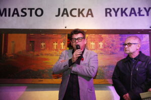 04.10.2019 Busko - Zdrój. Hotel Bristol Art & Medical SPA. Wystawa malarstwa i grafiki Jacka Rykały. Na zdj.: Tomasz Tworek - Fundacja Nowa Przestrzeń Sztuki i Jacek Rykała / Jarosław Kubalski / Radio Kielce