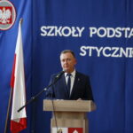 06.10.2019 Zajączków. 100 - lecie Szkoły Podstawowej im Bohaterów Powstania Styczniowego. Burmistrz Chęcin Robert Jaworski / Jarosław Kubalski / Radio Kielce