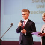 07.10.2019 Kielce. WDK. Inauguracja roku akademickiego Świętokrzyskiego Uniwersytetu Trzeciego Wieku. Senator Krzysztof Słoń i Elżbieta Iwan, prezes uniwersytetu / Jarosław Kubalski / Radio Kielce