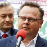 08.10.2019 Kielce. Konferencja prasowa Lewicy. Kandydat do Sejmu Andrzej Szejna. Za nim Robert Biedroń / Jarosław Kubalski / Radio Kielce