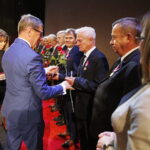 17.10.2019. Kielce. 90-lecie Wodociągów Kieleckich. Uroczysta gala w KCK. Medalami za Długoletnią Służbę pracowników odznaczyła wojewoda Agata Wojtyszek i prezes Wodociągów Kieleckich Henryk Milcarz / Jarosław Kubalski / Radio Kielce