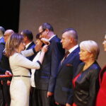 17.10.2019. Kielce. 90-lecie Wodociągów Kieleckich. Uroczysta gala w KCK. Medalami za Długoletnią Służbę pracowników odznaczyła wojewoda Agata Wojtyszek / Jarosław Kubalski / Radio Kielce