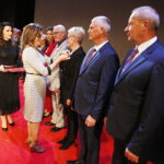 17.10.2019. Kielce. 90-lecie Wodociągów Kieleckich. Uroczysta gala w KCK. Medalami za Długoletnią Służbę pracowników odznaczyła wojewoda Agata Wojtyszek / Jarosław Kubalski / Radio Kielce