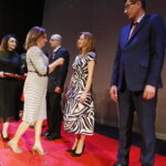 17.10.2019. Kielce. 90-lecie Wodociągów Kieleckich. Uroczysta gala w KCK. Medalami za Długoletnią Służbę pracowników odznaczyła wojewoda Agata Wojtyszek / Jarosław Kubalski / Radio Kielce