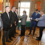 18.10.2019 Kielce. Odznaczenia dla honorowych krwiodawców działających w Klubie HDK przy NSK BEARINGS. Odznaczenia dokonują (od lewej): Jerzy Stelmasiński - dyrektor Regionalnego Centrum Krwiodawstwa i Krwiolecznictwa w Kielcach oraz Tomasz Ogrodnik - prezes rady głównej SHDK RP / Jarosław Kubalski / Radio Kielce