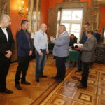 18.10.2019 Kielce. Odznaczenia dla honorowych krwiodawców działających w Klubie HDK przy NSK BEARINGS. Odznaczenia dokonują (od lewej): Tomasz Ogrodnik - prezes rady głównej SHDK RP oraz Jerzy Stelmasiński - dyrektor Regionalnego Centrum Krwiodawstwa i Krwiolecznictwa w Kielcach  / Jarosław Kubalski / Radio Kielce