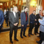 18.10.2019 Kielce. Odznaczenia dla honorowych krwiodawców działających w Klubie HDK przy NSK BEARINGS. Odznaczenia dokonuje Tomasz Ogrodnik - prezes rady głównej SHDK RP (z prawej) / Jarosław Kubalski / Radio Kielce