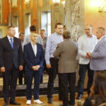 18.10.2019 Kielce. Odznaczenia dla honorowych krwiodawców działających w Klubie HDK przy NSK BEARINGS. Odznaczenia dokonują: Jerzy Stelmasiński - dyrektor Regionalnego Centrum Krwiodawstwa i Krwiolecznictwa w Kielcach oraz Tomasz Ogrodnik - prezes rady głównej SHDK RP / Jarosław Kubalski / Radio Kielce