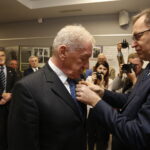 18.10.2019 Kielce. Przystanek Historia IPN. Krzyże Wolności i Solidarności dla działaczy opozycji antykomunistycznej w PRL Medale wręczył Jarosław Szarek - prezes IPN. Na zdj.: Stefan Kraj / Jarosław Kubalski / Radio Kielce