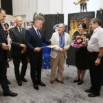 19.10.2019 Radio Kielce Studio. Gram. Finał konkursu Radia Kielce na bajkę z morałem. Wygrała bajka napisana przez Agnieszkę Minkowską. Z rąk prezesa Radia Kielce Janusza Knapa, profesora Marka Kątnego, senatora Krzysztofa Słonia oraz Stanisława Nyczaja nagrodę odebrali jej rodzice Iwona i Waldemar Rozmysłowicz / Jarosław Kubalski / Radio Kielce