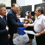 19.10.2019 Radio Kielce. Studio Gram. Finał konkursu Radia Kielce na bajkę z morałem. Wygrała bajka napisana przez Agnieszkę Minkowską. Z rąk prezesa Radia Kielce Janusza Knapa i senatora Krzysztofa Słonia nagrodę odebrali jej rodzice Iwona i Waldemar Rozmysłowicz / Jarosław Kubalski / Radio Kielce