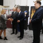 19.10.2019 Radio Kielce Studio. Gram. Finał konkursu Radia Kielce na bajkę z morałem. Dyplomy za udział wręczają Stanisław Nyczaj - prezes Kieleckiego Oddziału Związku Literatów Polskich, profesor Marek Kątny - znawca literatury dla dzieci i młodzieży, senator Krzysztof Słoń oraz Janusz Knap - prezes Radia Kielce / Jarosław Kubalski / Radio Kielce