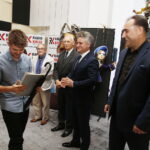 19.10.2019 Radio Kielce Studio. Gram. Finał konkursu Radia Kielce na bajkę z morałem. Dyplomy za udział wręczają Stanisław Nyczaj - prezes Kieleckiego Oddziału Związku Literatów Polskich, profesor Marek Kątny - znawca literatury dla dzieci i młodzieży, senator Krzysztof Słoń oraz Janusz Knap - prezes Radia Kielce / Jarosław Kubalski / Radio Kielce