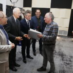 19.10.2019 Radio Kielce Studio. Gram. Finał konkursu Radia Kielce na bajkę z morałem. Dyplomy za udział wręczają Stanisław Nyczaj - prezes Kieleckiego Oddziału Związku Literatów Polskich, profesor Marek Kątny - znawca literatury dla dzieci i młodzieży, senator Krzysztof Słoń oraz Janusz Knap - prezes Radia Kielce / Jarosław Kubalski / Radio Kielce