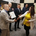 19.10.2019 Radio Kielce Studio. Gram. Finał konkursu Radia Kielce na bajkę z morałem. Dyplomy za udział wręczają Stanisław Nyczaj - prezes Kieleckiego Oddziału Związku Literatów Polskich, profesor Marek Kątny - znawca literatury dla dzieci i młodzieży, senator Krzysztof Słoń oraz Janusz Knap - prezes Radia Kielce / Jarosław Kubalski / Radio Kielce