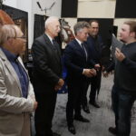 19.10.2019 Radio Kielce Studio. Gram. Finał konkursu Radia Kielce na bajkę z morałem. Dyplomy za udział wręczają Stanisław Nyczaj - prezes Kieleckiego Oddziału Związku Literatów Polskich, profesor Marek Kątny - znawca literatury dla dzieci i młodzieży, senator Krzysztof Słoń oraz Janusz Knap - prezes Radia Kielce / Jarosław Kubalski / Radio Kielce