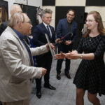 19.10.2019 Radio Kielce Studio. Gram. Finał konkursu Radia Kielce na bajkę z morałem. Dyplomy za udział wręczają Stanisław Nyczaj - prezes Kieleckiego Oddziału Związku Literatów Polskich, profesor Marek Kątny - znawca literatury dla dzieci i młodzieży, senator Krzysztof Słoń oraz Janusz Knap - prezes Radia Kielce / Jarosław Kubalski / Radio Kielce