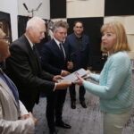 19.10.2019 Radio Kielce Studio. Gram. Finał konkursu Radia Kielce na bajkę z morałem. Dyplomy za udział wręczają Stanisław Nyczaj - prezes Kieleckiego Oddziału Związku Literatów Polskich, profesor Marek Kątny - znawca literatury dla dzieci i młodzieży, senator Krzysztof Słoń oraz Janusz Knap - prezes Radia Kielce / Jarosław Kubalski / Radio Kielce